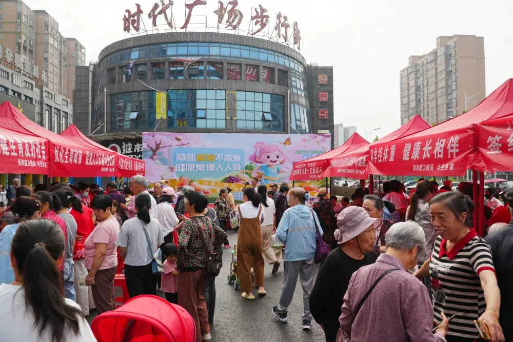 減鹽減油不減愛(ài) 健康常德人人愛(ài)｜區(qū)衛(wèi)健局開(kāi)展2025年西洞庭管理區(qū)“減鹽減油”宣傳活動(dòng)