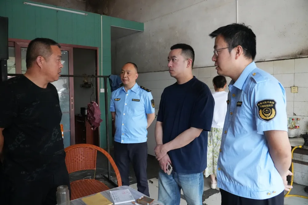 區(qū)市監(jiān)局開展節(jié)前市場安全檢查 筑牢市場安全防線