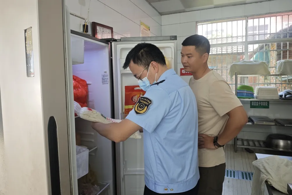 “督”以规范，落到“食”处——区市场监督管理局联合教育局开展校园食品安全和膳食经费管理突出问题专项整治行动