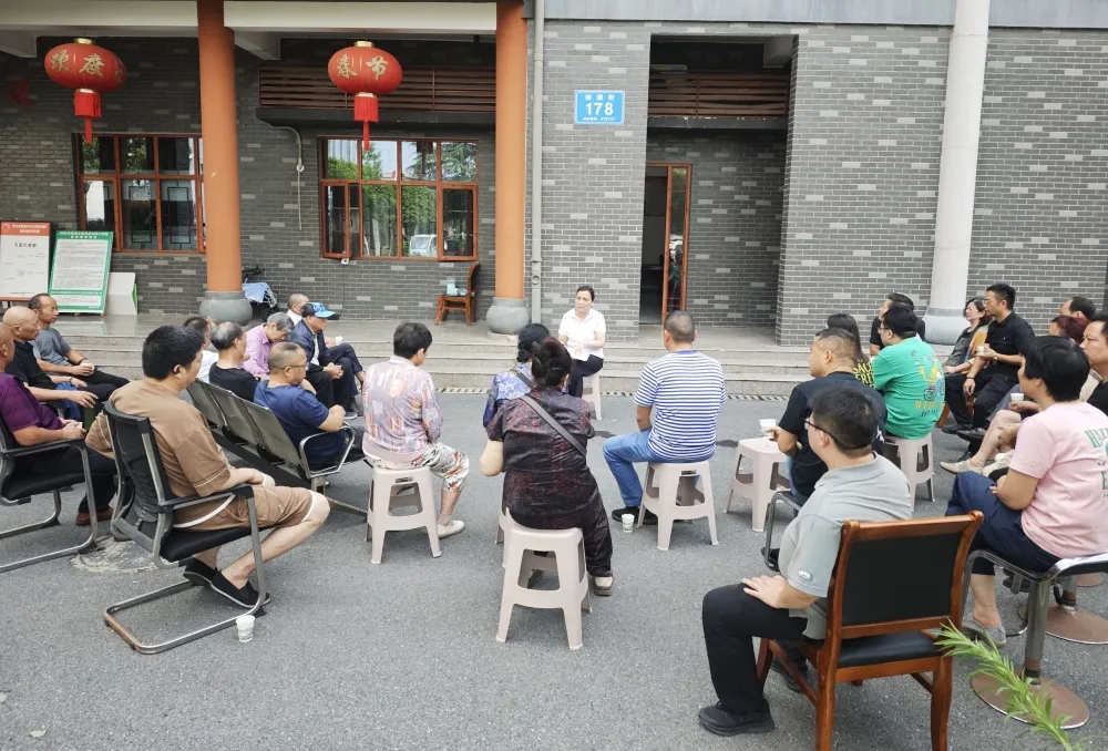 人民路立面改造、新建地表水厂建设、老旧小区改造……龙泉街道育才社区这场居民代表大会开得真扎实！
