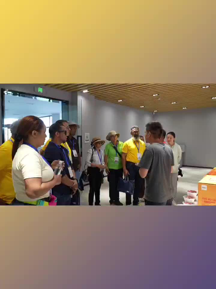 多米尼加农业专家来我区观摩早稻机收